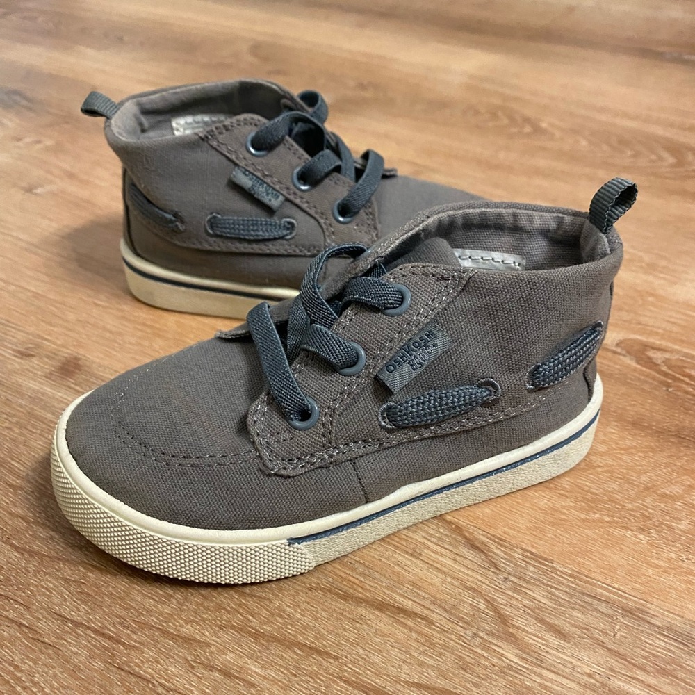 OshKosh B'gosh Toddler Boy's Gray Sneakers - EUC Size 8